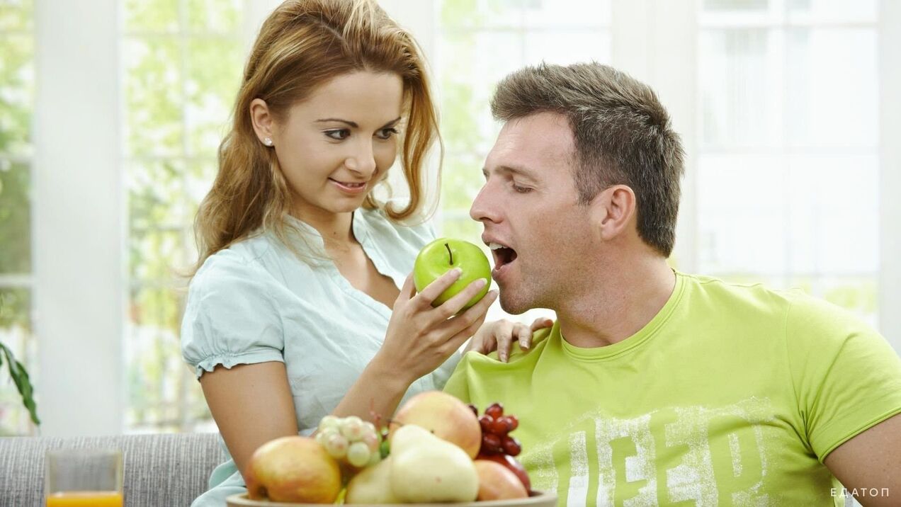 dievča kŕmi muža zdravým jedlom